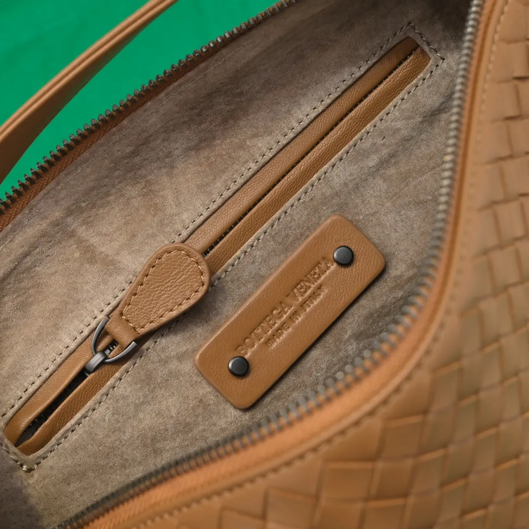 Batch 1260 BV classic women's hand-held shoulder crossbody bag, made of imported sheepskin purely hand-woven, lined with pigskin, equipped with original matte hardware, with long shoulder straps that can be adjusted in length, impeccable workmanship, top-notch craftsmanship, focusing on high-end quality, the first choice for product identification, real-life pictures 👉🏻The color is great👍 Size: 28*18*14 Model: 9843